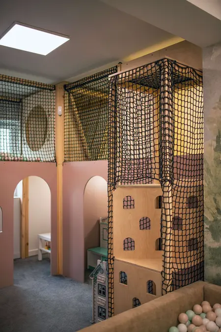 Pokój dziecięcy z drewnianą zabawką i siatką, styl art deco, nowoczesny, quiet luxury.