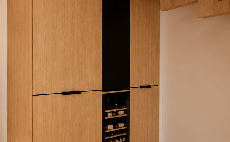Garderoba w stylu boho, japandi i minimalistycznym z drewnianymi detalami.