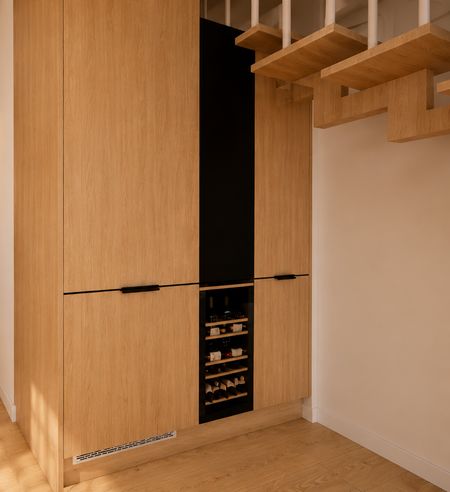 Garderoba w stylu boho, japandi i minimalistycznym z drewnianymi detalami.