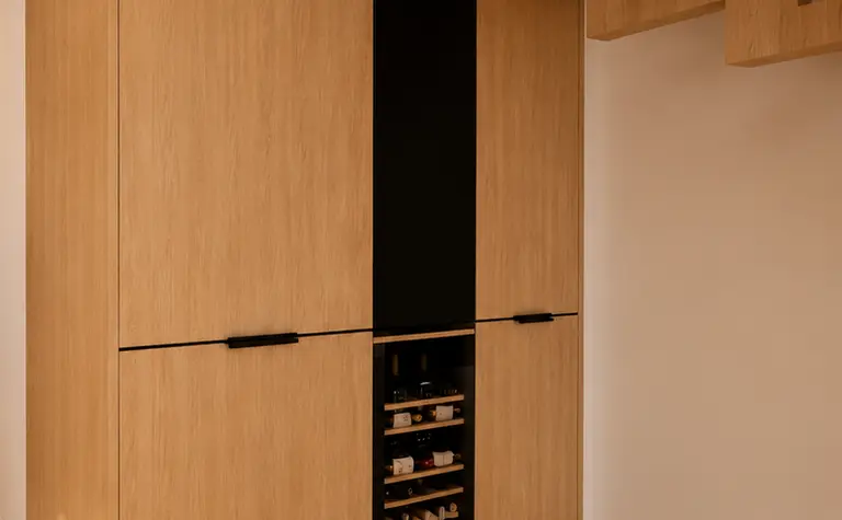 Garderoba w stylu boho, japandi i minimalistycznym z drewnianymi detalami.