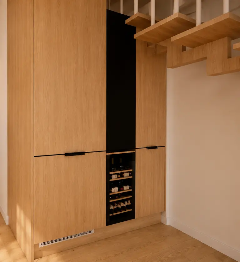 Garderoba w stylu boho, japandi i minimalistycznym z drewnianymi detalami.