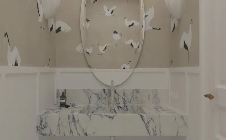 Wnętrze łazienki z marmurową umywalką i ścianą w ptaki, styl art deco, minimaluxe, quiet luxury.