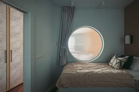 Sypialnia w stylu eklektycznym, minimalistycznym i skandynawskim z okrągłym oknem.