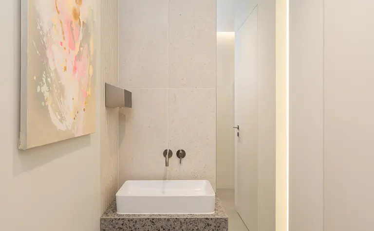 Nowoczesna łazienka z minimalistycznym designem w stylu japandi, skandynawskim i soft minimalizmie.