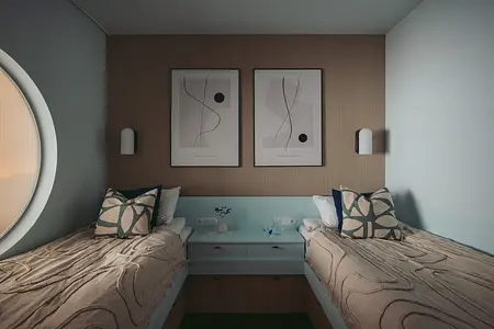 Wnętrze pokoju z dwoma łóżkami, minimalistycznymi obrazami oraz skandynawskim designem.