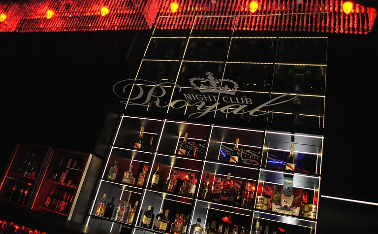 Wnętrze klubu nocnego z barowym wystrojem, glamour, nowoczesnym oświetleniem.