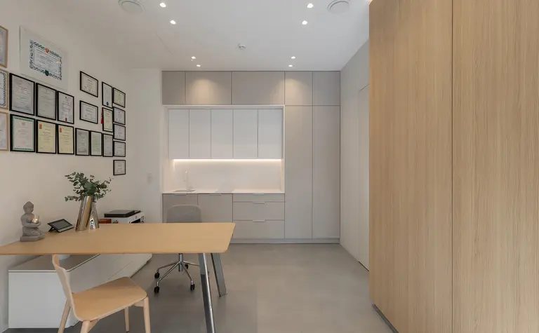 Wnętrze biura w stylu japandi i minimalistycznym z szarymi meblami.