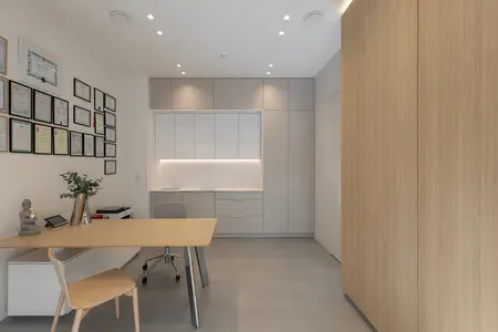 Wnętrze biura w stylu japandi i minimalistycznym z szarymi meblami.