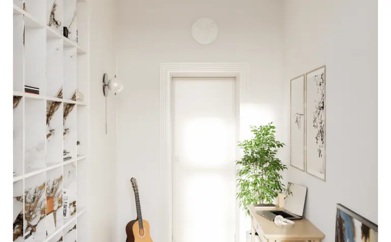 Wnętrze w stylu soft minimalizm z meblami vintage, regałem i rośliną.