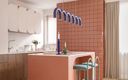 Kuchnia w stylu art deco z różowymi płytkami i drewnianymi meblami.
