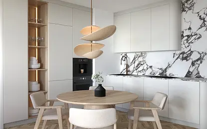 Nowoczesna kuchnia z jasnym, drewnianym stołem i designerską lampą wiszącą. Marmurowy backsplash z wyrazistym wzorem oraz zabudowane szafki nadają wnętrzu elegancji.