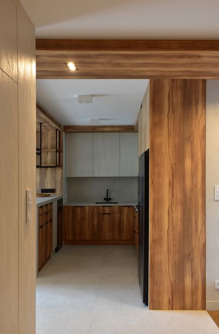 Wnętrze kuchni w stylu boho, eklektycznym, japandi, nowoczesnym z drewnem i szarością.
