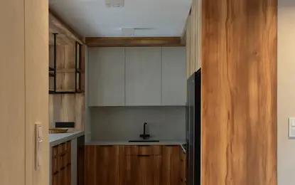 Wnętrze kuchni w stylu boho, eklektycznym, japandi, nowoczesnym z drewnem i szarością.