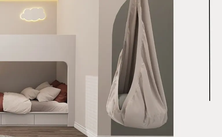 Pokój dziecięcy w stylu minimalistycznym z huśtawką, w pastelowych kolorach, soft minimalizm.
