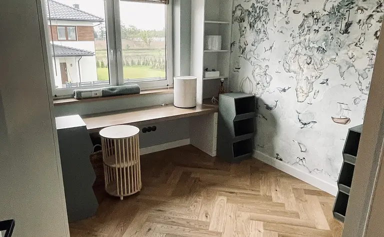 Pokój dziecięcy z muralem, drewnianym biurkiem i eklektycznymi akcentami.