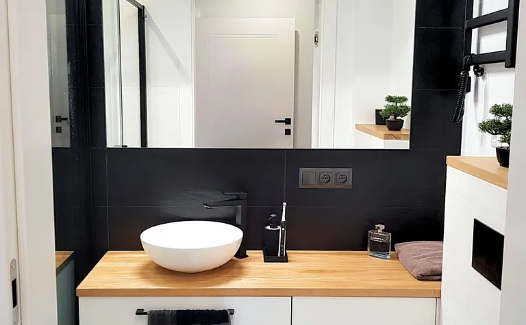 Nowoczesna łazienka z industrialnymi akcentami i skandynawskim designem.