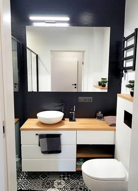 Nowoczesna łazienka z industrialnymi akcentami i skandynawskim designem.