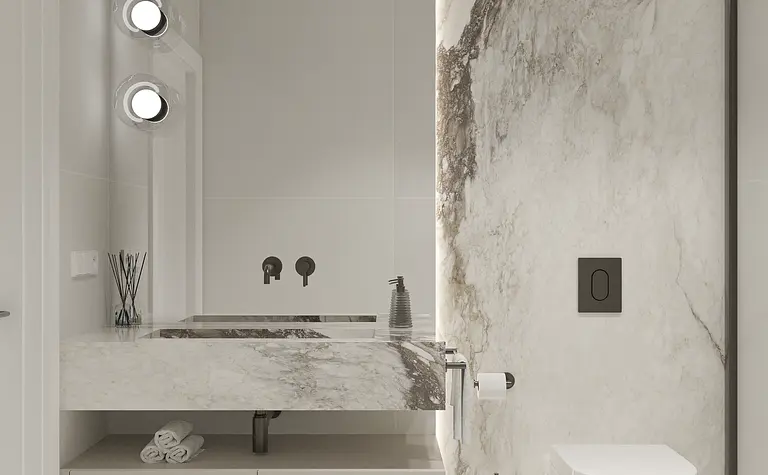 Nowoczesna łazienka z marmurową ścianą i minimalistycznym wystrojem.