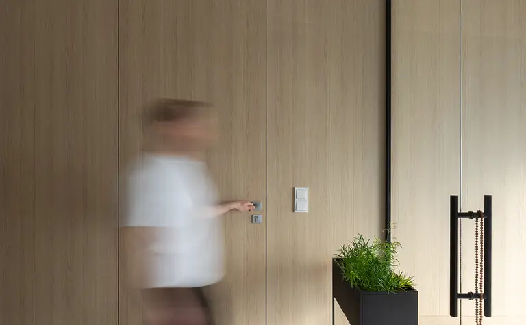 Przedpokój w stylu japandi z minimalistycznymi meblami.