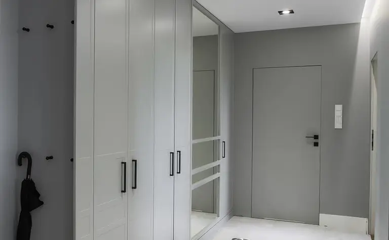 Przedpokój z szarymi meblami i białymi akcentami, styl art deco, nowoczesny, quiet luxury, tradycyjny, współczesny.