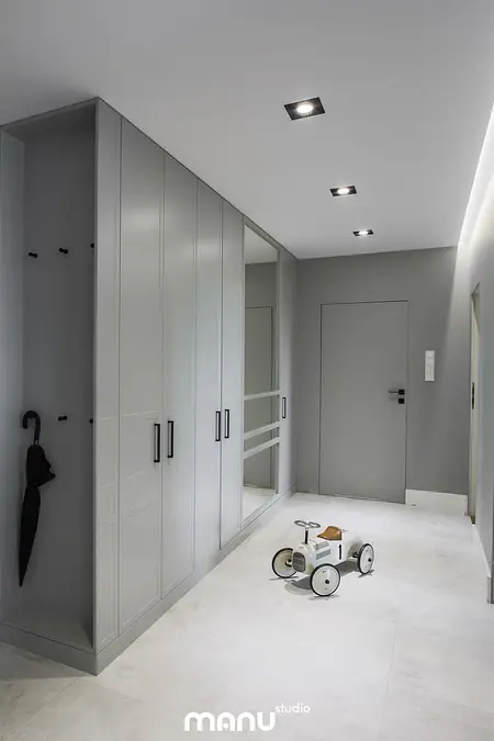 Przedpokój z szarymi meblami i białymi akcentami, styl art deco, nowoczesny, quiet luxury, tradycyjny, współczesny.