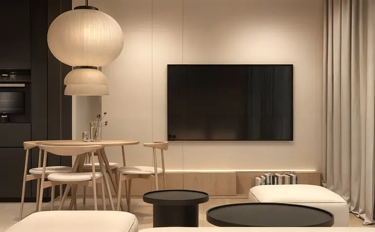 Wnętrze jadalni w stylu nowoczesnym i japandi z drewnianym stołem, białymi krzesłami oraz lampą.