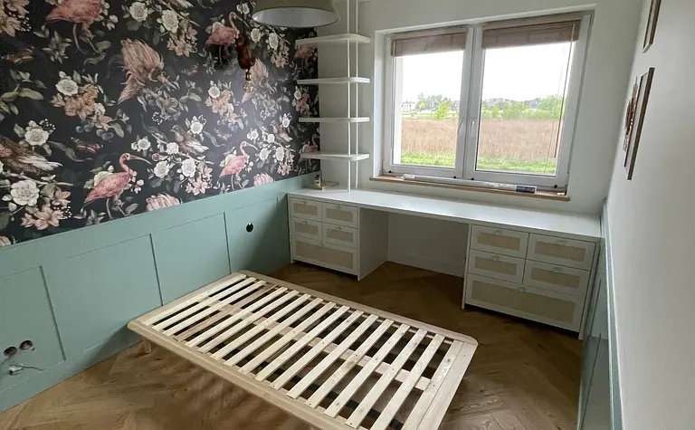 Pokój z kwiatową tapetą, drewnianym łóżkiem, styl art deco, rustykalny i eklektyczny.