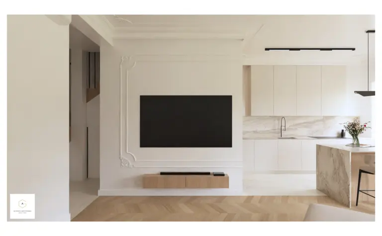Wnętrze kuchni w stylu minimalistycznym z białymi meblami i drewnianymi detalami.