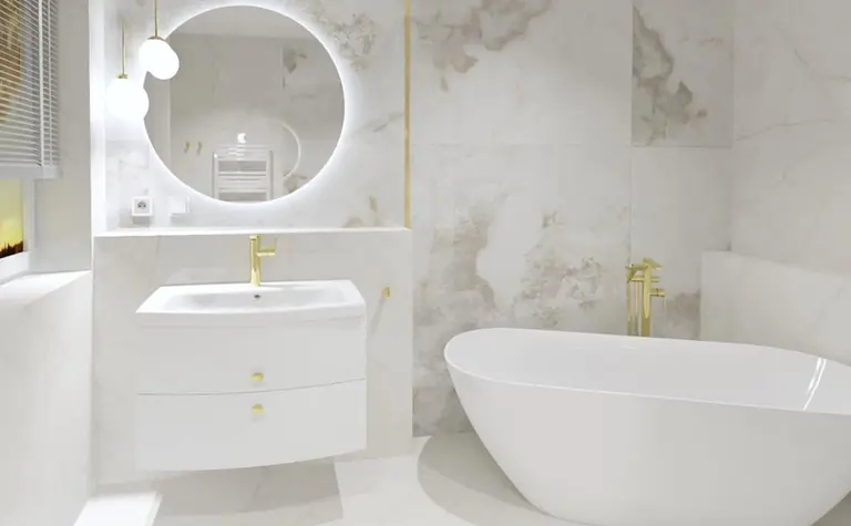 Nowoczesna łazienka z białą wanną, złotymi detalami i marmurowymi płytkami