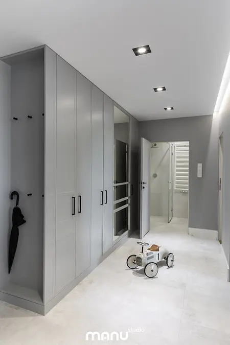 Przedpokój z szarymi meblami, tradycyjny i nowoczesny styl, z dodatkiem art deco.