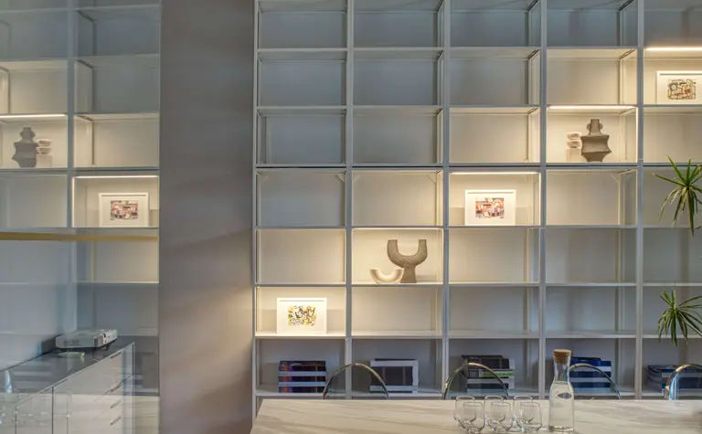 Wnętrze jadalni z eklektycznym designem, nowoczesnym stołem i vintage krzesłami.