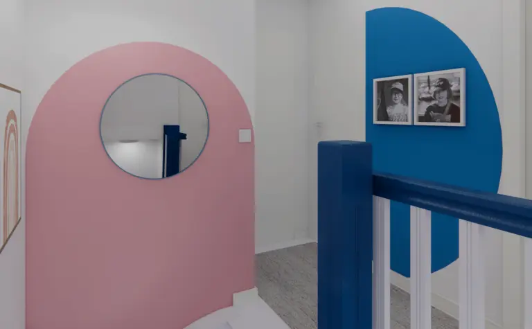 Przedpokój z różowymi i niebieskimi ścianami oraz dekoracjami dopamine decor.