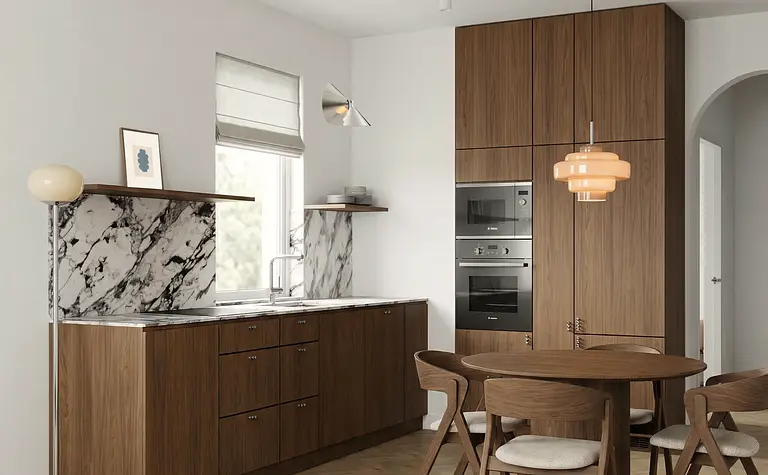 Kuchnia eklektyczna z drewnianymi meblami i marmurowym blatem, minimalistyczne oświetlenie.