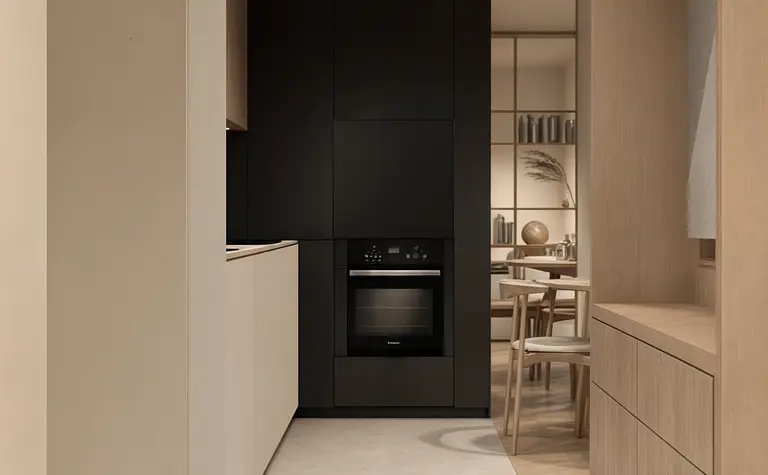 Nowoczesna kuchnia w stylu japandi z beżowymi meblami i czarnymi akcentami.