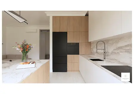 Wnętrze kuchni z minimalistycznym designem, drewniane meble, nowoczesne wykończenie.