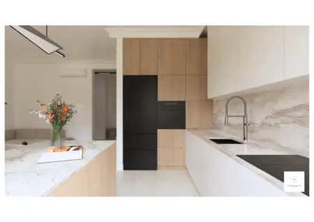 Wnętrze kuchni z minimalistycznym designem, drewniane meble, nowoczesne wykończenie.