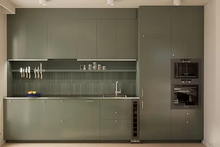 Kuchnia w stylu dopamine decor i japandi z zielonymi meblami i minimalistycznym wykończeniem.
