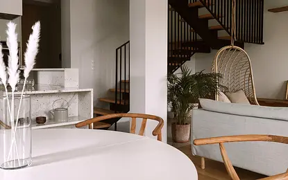 Wnętrze w stylu boho, japandi i minimalistycznym z roślinnością.