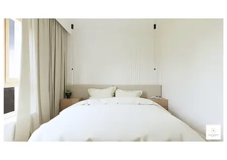 Minimalistyczna sypialnia z białą pościelą i szarymi zasłonami, nowoczesny styl wnętrza.