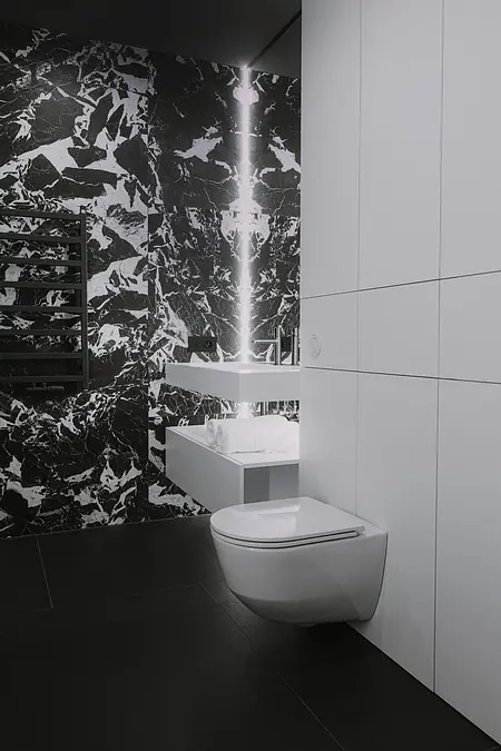 Nowoczesna łazienka z czarnym marmurem i białymi meblami, styl minimaluxe i quiet luxury.