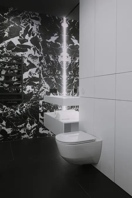 Nowoczesna łazienka z czarnym marmurem i białymi meblami, styl minimaluxe i quiet luxury.