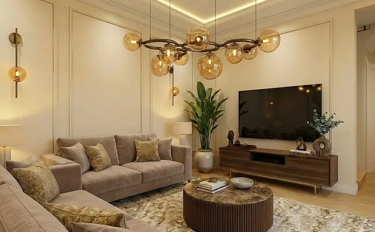 Wnętrze salonu w tradycyjnym stylu z beżowymi sofami, brązowym stolikiem i nowoczesnym oświetleniem.