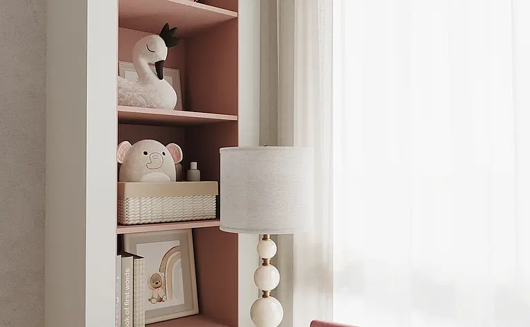 Wnętrze pokoju dziecięcego z różowymi półkami, pluszakami i lampą.