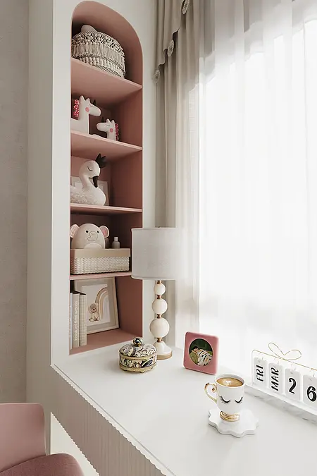 Wnętrze pokoju dziecięcego z różowymi półkami, pluszakami i lampą.