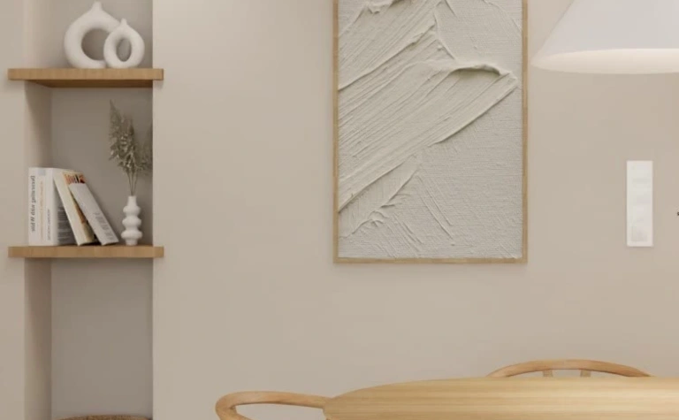Wnętrze jadalni w stylach boho i japandi z drewnianym stołem.