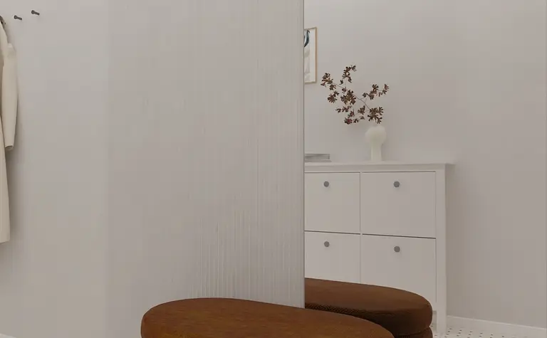 Minimalistyczne wnętrze z brązowymi siedziskami i białą komodą, styl vintage i współczesny.