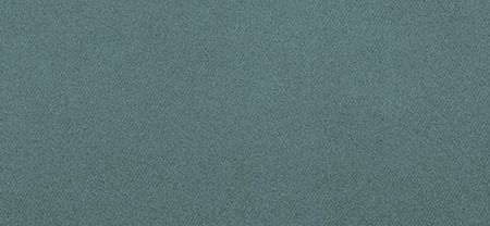 Nowoczesne wnętrze z turkusową tapetą i akcentami w stylu quiet luxury.