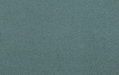 Nowoczesne wnętrze z turkusową tapetą i akcentami w stylu quiet luxury.