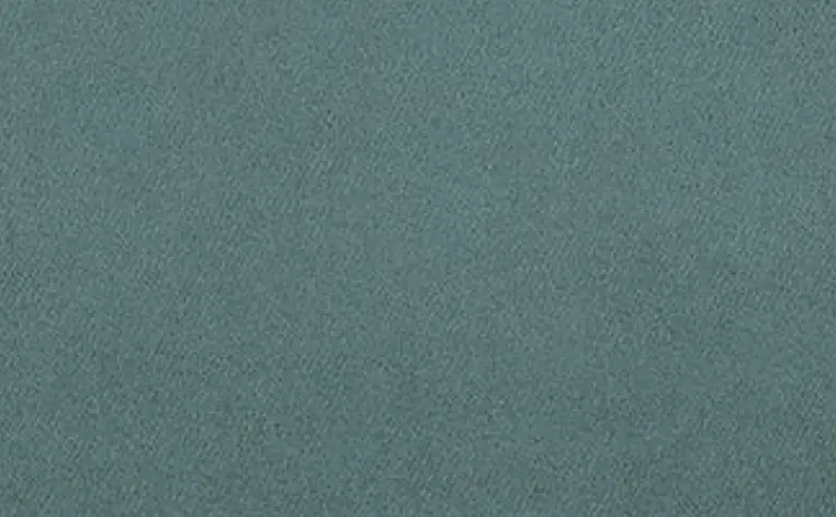 Nowoczesne wnętrze z turkusową tapetą i akcentami w stylu quiet luxury.