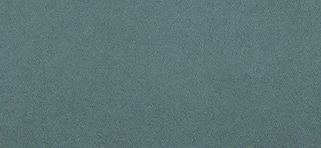 Nowoczesne wnętrze z turkusową tapetą i akcentami w stylu quiet luxury.